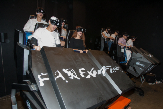 방문객들이 VR(가상현실) 시뮬레이터를 타고 VR 애니메이션을 시청하고 있다./사진제공=몬스터VR