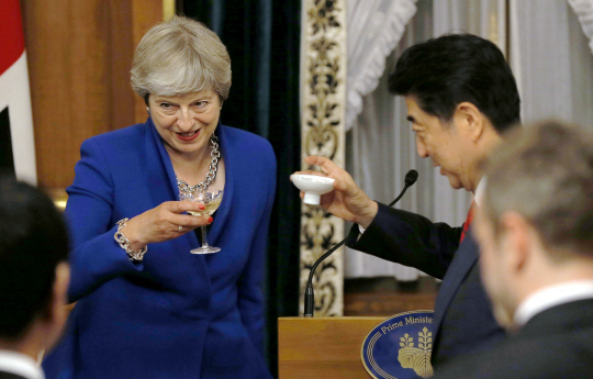 테리사 메이 영국 총리가 31일 일본 도쿄에서 열린 환영만찬 자리에서 아베 신조 총리와 건배를 하고 있다. /도쿄=AP연합뉴스