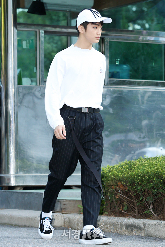 NCT드림 마크가 1일 오전 서울 영등포구 여의도동 KBS신관 공개홀에서 진행된 KBS 뮤직뱅크 리허설에서 참석하기 위해 출근하고 있다.