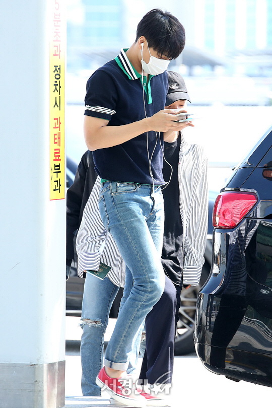엑소(EXO) 멤버 카이가 1일 오전 인천 중구 운서동 인천국제공항을 통해 ‘뮤직뱅크 in 자카르타’ 공연 참석 차 자카르타로 출국하고 있다.