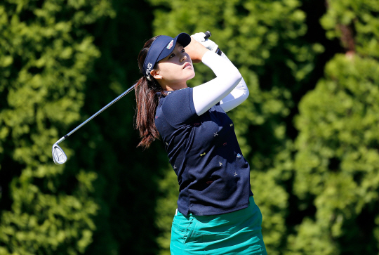 PORTLAND, OR - AUGUST 31: In Gee Chun of South Korea tess off on the 8th hole during the first round of the LPGA Cambia Portland Classic at Columbia Edgewater Country Club on August 31, 2017 in Portland, Oregon.   Jonathan Ferrey/Getty Images/AFP  == FOR NEWSPAPERS, INTERNET, TELCOS & TELEVISION USE ONLY ==      <저작권자(c) 연합뉴스, 무단 전재-재배포 금지>