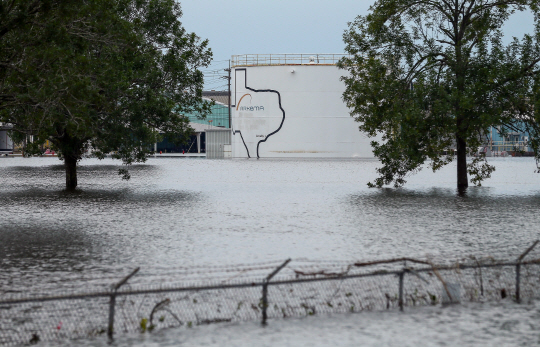 지난 30일(현지시간) 텍사스 크로스비에 위치한 아케마 공장이 물에 잠긴 모습 /AP연합뉴스
