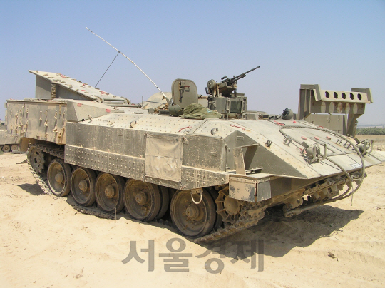 이스라엘 육군의 아크자리트 장갑차. 노획한 T-55 전차의 차체를 이용해 방어력이 높다. 대전차 화기에 노출되기 쉬운 시가지에서 높은 생존력을 자랑한다.