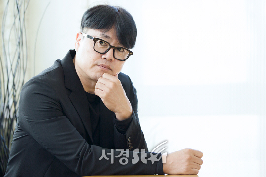 원신연 감독이 1일 오후 서울 종로구 한 카페에서 서경스타와의 인터뷰에 앞서 포즈를 취하고 있다.