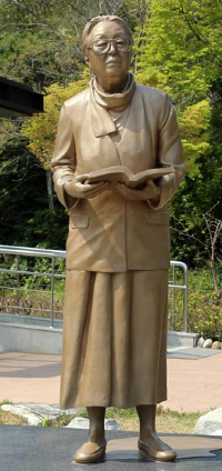 한국인 최초로…박경리 동상 러 대학에 선다