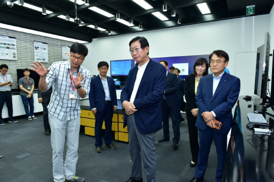 조환익(앞줄 가운데) 한국전력 사장이 1일 경기 분당에 있는 SKT네트웍연구원 증강현실(AR) 전시관을 방문해 설명을 듣고 있다. /사진제공=한국전력