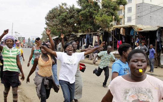 케냐 야권연합의 라일라 오딩가 지지자들이 1일(현지시간) 지난 대선을 무효화한다는 대법원 판결 결과에 환호하며 기뻐하고 있다. /나이로비=AP연합뉴스