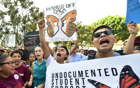미국 로스앤젤리스에서 1일(현지시간) DACA 프로그램 폐지에 반대하는 청년들이 시위에 참여하고 있다. /AFP연합뉴스