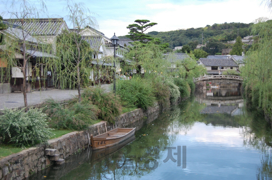 일본 오카야마현 구라시키 미관지구 모습. 세토 내해와 인접한 바닷가 도시로 따뜻한 기후와 햇살을 품고 자란 복숭아와 포도가 유명하다./사진제공=대한항공