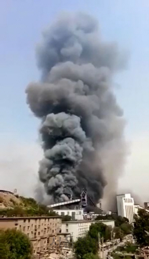 중국 철강기업 본계강철에서 발생한 고로 폭발사고로 일대에 연기가 치솟고 있다.