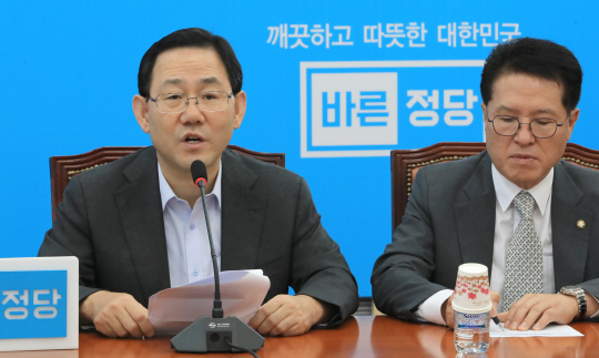 한국당에 가세한 바른정당 '공영방송 사장 체포영장 해외토픽감'