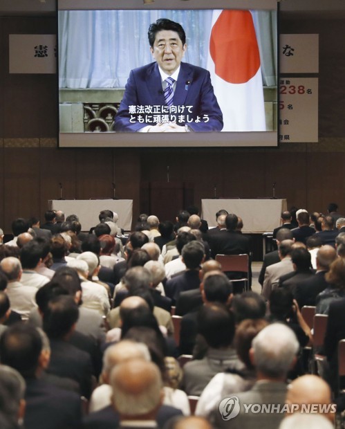 아베 일본 총리, '2단계 개헌'통해 평화헌법 수정하나...'꼼수' 비판도