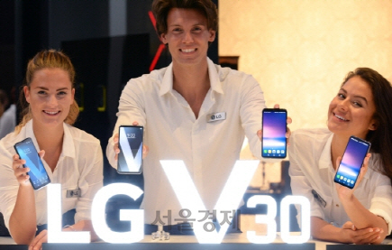 모델들이 LG전자의 하반기 전략 스마트폰인 V30을 선보이고 있다./사진제공=LG전자