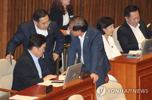 민주당, 한국당 국회 보이콧 선언에 “국정농단세력다운 결정”