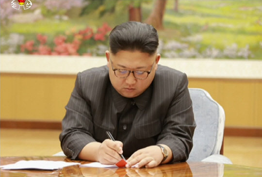 북한 조선중앙TV가 3일 공개한 화면에서 김정은 북한 노동당 위원장이 핵실험 문건에 서명하고 있다.  /연합뉴스