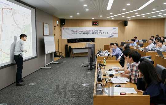 박진규 KAIST 교수가 지난달 24일부터 지난 1일까지 서울 여의도 LG CNS 사옥에서 LG CNS 직원들을 대상으로 진행된 ‘KAIST AI 아카데미’ 첫 수업에서 강의를 하고 있다 ./사진제공=LG CNS