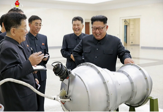 김정은 북한 노동당 위원장이 ‘핵무기 병기화 사업’을 현지지도했다고 조선중앙TV가 3일 보도했다. /연합뉴스