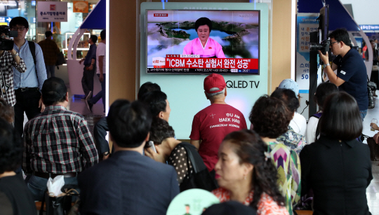 3일 오후 서울역에서 시민들이 북한의 핵실험 관련 중대발표를 시청하고 있다./송은석기자