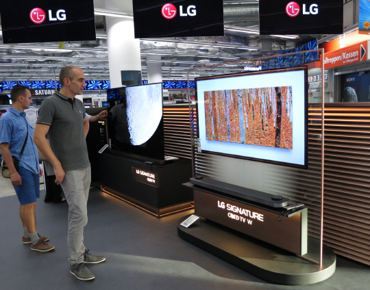 3일(현지시간) 독일 베를린에서 열린 ‘국제가전박람회(IFA 2017)’에 들른 방문객들이 LG전자의 OLED TV를 살펴보고 있다.    /사진제공=LG전자