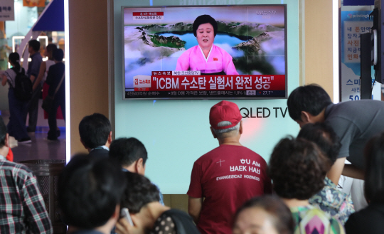 북한이 3일 6차 핵실험을 감행했다는 뉴스 속보를 서울역에서 시민들이 시청하고 있다./연합뉴스