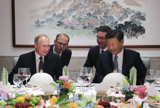 블라디미르 푸틴(왼쪽) 러시아 대통령과 시진핑 중국 국가주석이 3일 중국 샤먼에서 만나 회담을 하고 있다. /샤먼=EPA연합뉴스