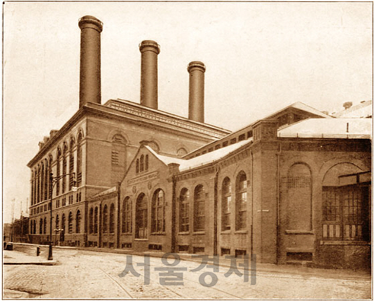 뉴욕 맨해튼 펄 스트리트에 에디슨이 세운 최초의 발전소이자 에디슨 전등회사 본사.