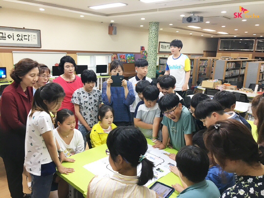전남 장성 중앙초등학교에서 진행된 소프트웨어 코딩 방문 교육 모습./사진제공=SK테크엑스