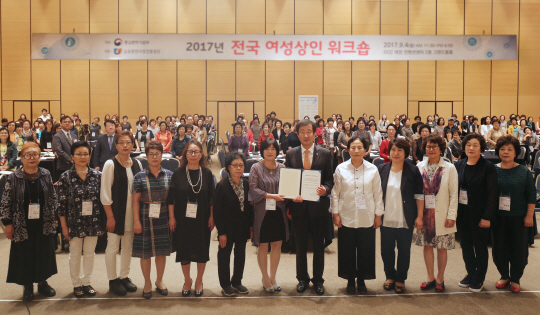 김흥빈(오른쪽 여섯번째) 소상공인시장진흥공단 이사장이 4일 대전에서 열린 ‘전국 여성상인 워크숍’에서 여성 상인들과 함께 기념촬영을 하고 있다. /사진제공=소상공인시장진흥공단