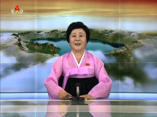 북한이 6차 핵실험을 단행한 지난 4일 이춘희 조선중앙TV 아나운서가 수소탄 실험을 성공적으로 마쳤다고 보도하고 있다./AFP