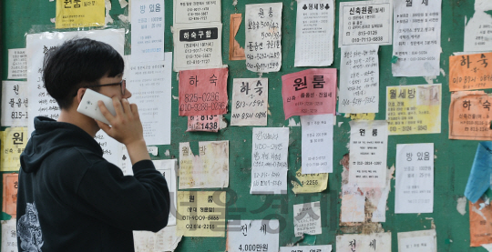 8월 31일 오후 서울 흑석동 중앙대 인근 게시판에 내걸린 하숙과 원룸 광고를 한 학생이 살펴보고 있다. /연합뉴스