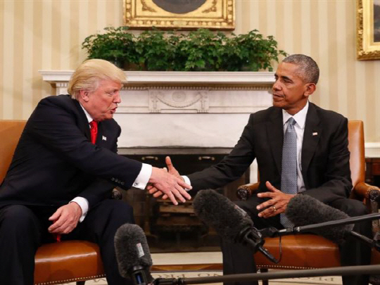 도널드 트럼프(왼쪽) 미국 대통령과 버락 오바마 전 대통령이 지난해 11월 트럼프 대통령의 당선 직후 백악관 집무실에서 만나 악수하고 있다. /AP연합뉴스