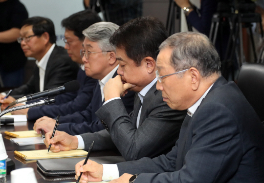 4일 오후 서울 서초구 한국자동차산업협동조합에서 열린 산업부·자동차업계 간담회에서 완성차 5개사 대표 등 참석자들이 백운규 산업통상자원부 장관의 발언을 경청하고 있다.  /연합뉴스