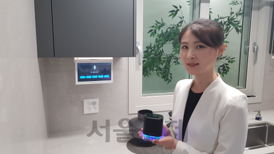 삼성물산 모델이 IoT 홈큐브와 주방TV폰의 음성인식 기능을 선보이고 있다. / 사진제공=삼성물산