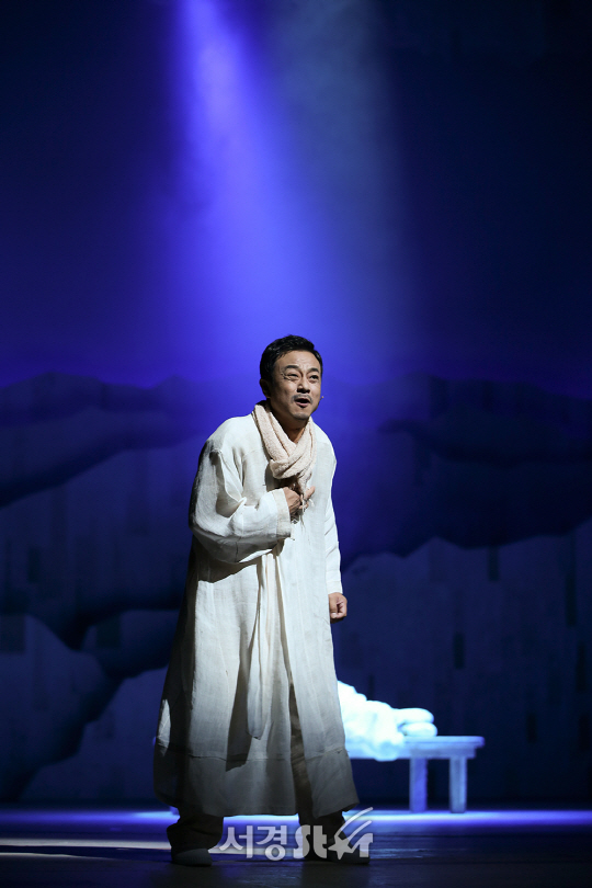 배우 이정열이 5일 오후 서울 강남구 광림아트센터 BBCH홀에서 열린 뮤지컬 ‘서편제’ 프레스콜에 참석해 무대를 선보이고 있다.