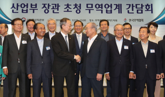 백운규 산업통상자원부 장관(앞줄 왼쪽 세번째부터)과 김인호 한국무역협회장이 5일 서울 강남구 트레이드타워에서 열린 산업부 장관 초청 무역업계 간담회에서 기념촬영을 하고 있다./연합뉴스