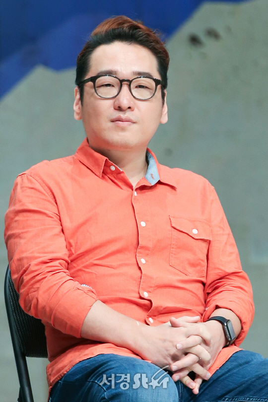 작곡가 윤일상이 5일 오후 서울 강남구 광림아트센터 BBCH홀에서 열린 뮤지컬 ‘서편제’ 프레스콜에 참석하고 있다.