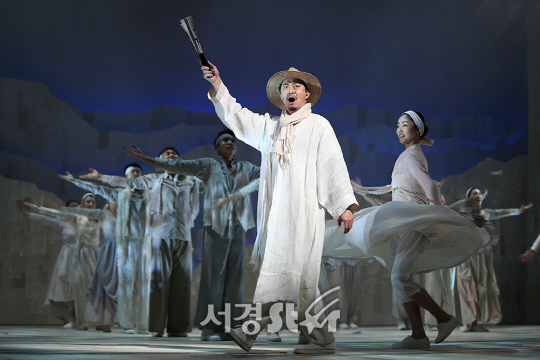 배우 서범석이 5일 오후 서울 강남구 광림아트센터 BBCH홀에서 열린 뮤지컬 ‘서편제’ 프레스콜에 참석해 무대를 선보이고 있다.
