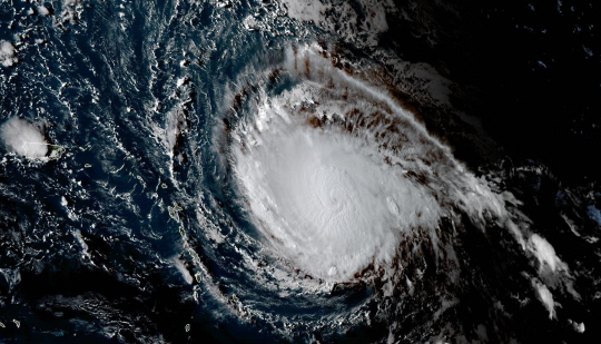 4일(현지시간) 미국 국립 해양대기국(NOAA)의 위성사진에 드러난 허리케인 ‘어마’. 어마는 5일 오전 카테고리 5등급으로 발전했으며 대서양 관측 사상 가장 강력한 허리케인으로 기록됐다. 4일 태풍이 접근 중인 푸에르토리코 산후안의 마트에서 한 여성이 사재기로 텅 비어버린 생수 진열대를 바라보고 있다(아래 사진). /워싱턴DC·산후안=AFP·로이터연합뉴스
