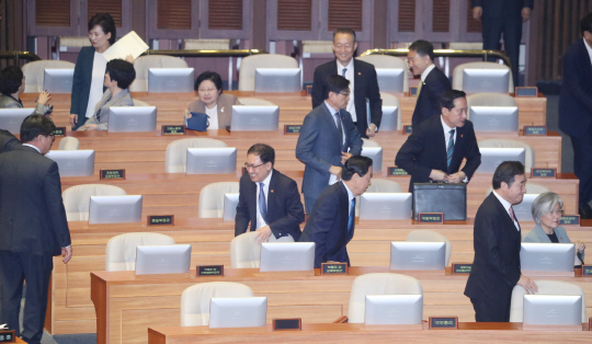 5일 자유한국당 의원들의 불참으로 본회의가 열리지 못하자 이낙연 국무총리를 포함한 국무위원들이 자리를 떠나고 있다. /연합뉴스