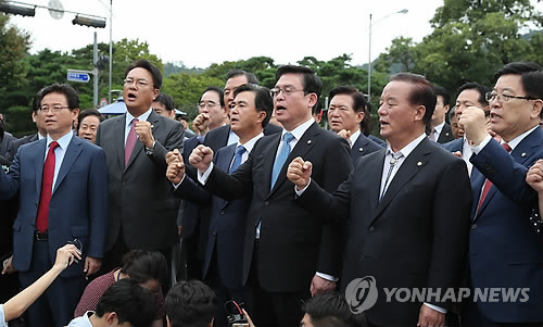 ‘장외투쟁’ 한국당, 청와대 항의방문 했으나 文 대통령 못 만나…“유감스럽다”