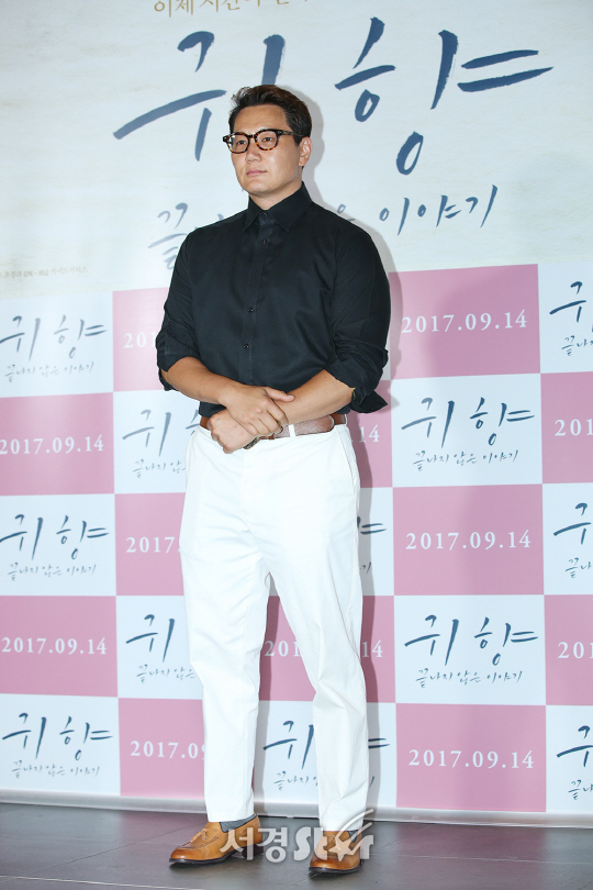 가수 더원이 5일 오후 서울 용산구 CGV 용산아이파크몰에서 열린 영화 ‘귀향, 끝나지 않은 이야기(감독 조정래)’ VIP 시사회에 참석해 포즈를 취하고 있다.