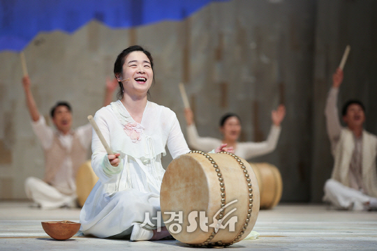 배우 이자람이 5일 오후 서울 강남구 광림아트센터 BBCH홀에서 열린 뮤지컬 ‘서편제’ 프레스콜에 참석해 무대를 선보이고 있다.