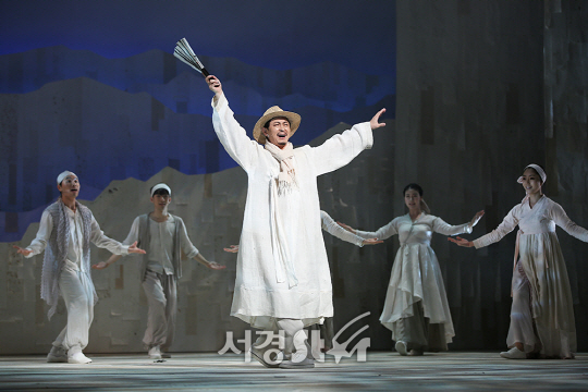 배우 서범석이 5일 오후 서울 강남구 광림아트센터 BBCH홀에서 열린 뮤지컬 ‘서편제’ 프레스콜에 참석해 무대를 선보이고 있다.