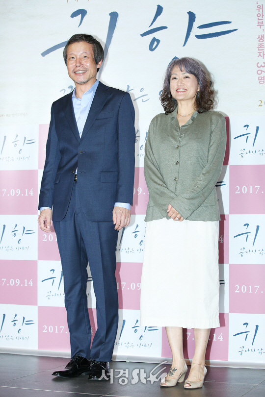 배우 정인기, 오지혜가 5일 오후 서울 용산구 CGV 용산아이파크몰에서 열린 영화 ‘귀향, 끝나지 않은 이야기(감독 조정래)’ VIP 시사회에 참석해 포즈를 취하고 있다.