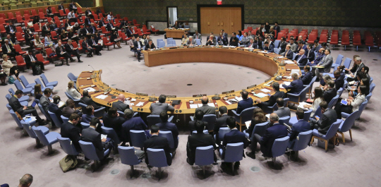 유엔 안보리 이사국 대사들이 4일(현지시간) 미국 뉴욕 유엔본부에서 열린 긴급 회의에서 북한의 6차 핵실험에 대한 대응책을 논의하고 있다.   　 /뉴욕=AP연합뉴스