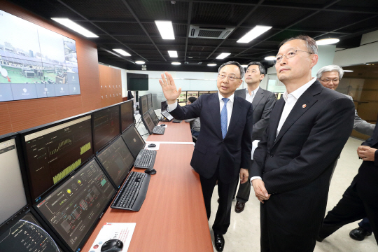 황창규(왼쪽) KT 회장이 5일 경기 과천 KT-MEG 관제센터에서 백운규 산업통상자원부 장관에게 스마트에너지 플랫폼 서비스를 설명하고 있다. /사진제공=KT