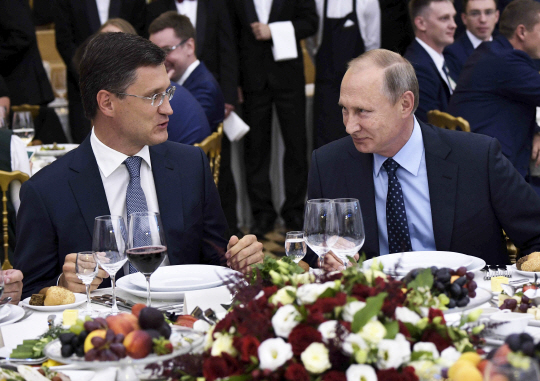 러시아의 블라디미르 푸틴(오른쪽) 대통령과 알렉산드르 노박 에너지부 장관 /AP연합뉴스