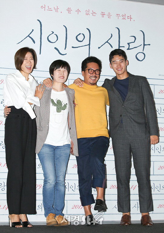 배우 전혜진, 김양희 감독, 배우 양익준, 정가람이 5일 오후 서울 용산구 CGV 용산아이파크몰에서 열린 영화 ‘시인의 사랑(감독 김양희)’ 언론시사회에 참석하고 있다.