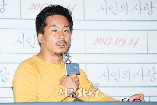 배우 양익준이 5일 오후 서울 용산구 CGV 용산아이파크몰에서 열린 영화 ‘시인의 사랑(감독 김양희)’ 언론시사회에 참석하고 있다.