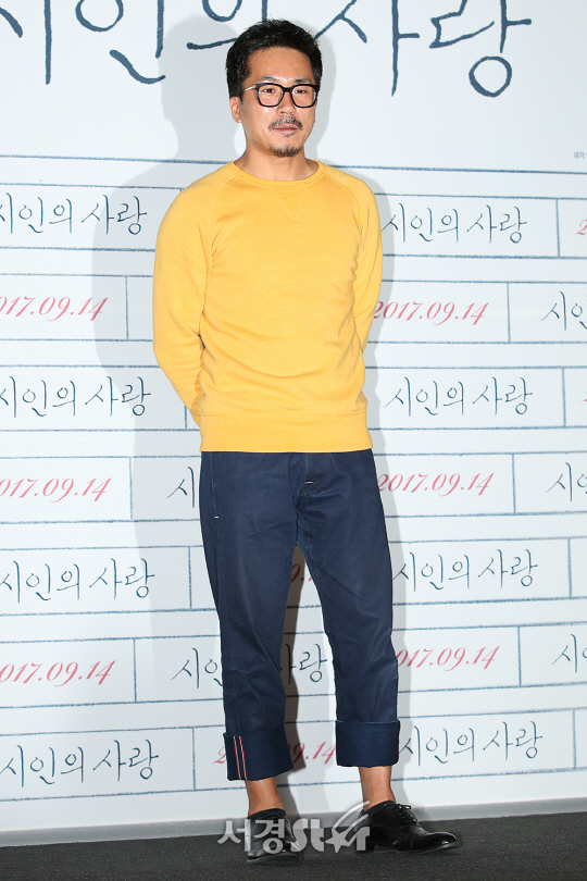 배우 양익준이 5일 오후 서울 용산구 CGV 용산아이파크몰에서 열린 영화 ‘시인의 사랑(감독 김양희)’ 언론시사회에 참석하고 있다.